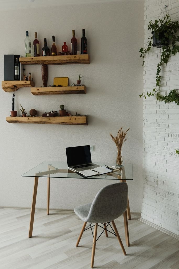 Renter friendly decor: no-drill home office organization for apartments