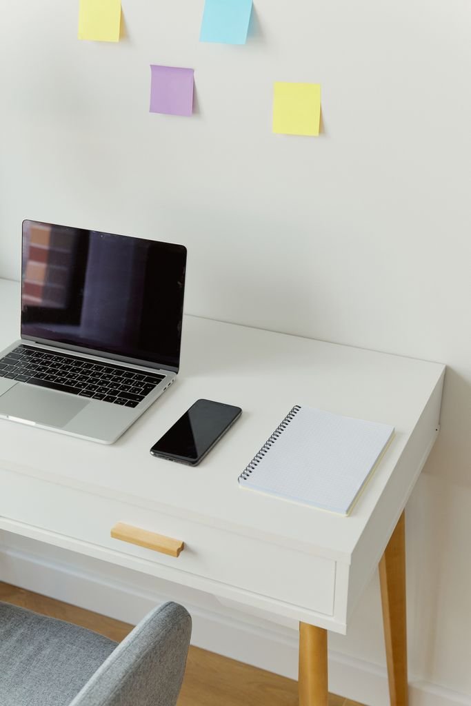 Small desk ideas for keeping a tiny home office tidy daily