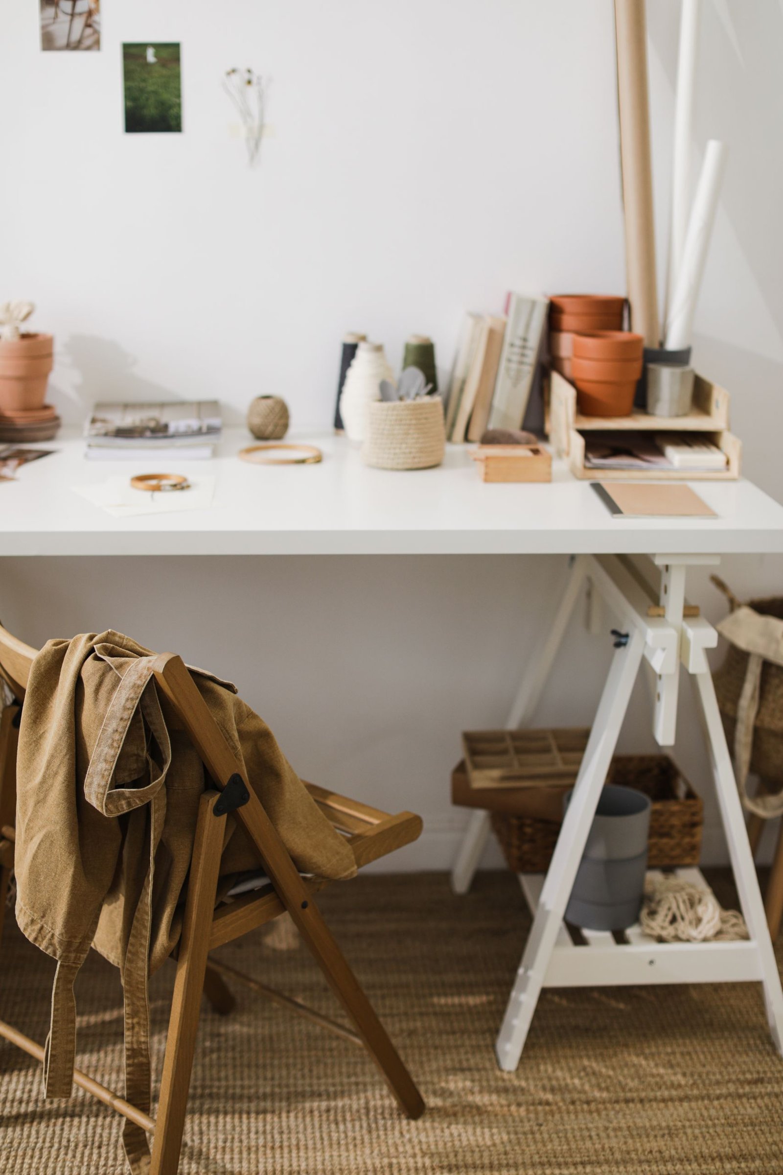 Renter friendly no drill home office organization for a small apartment desk